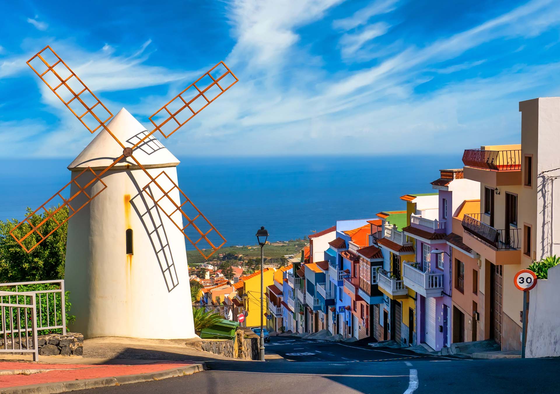 Stadtszene Teneriffa mit Windmühle