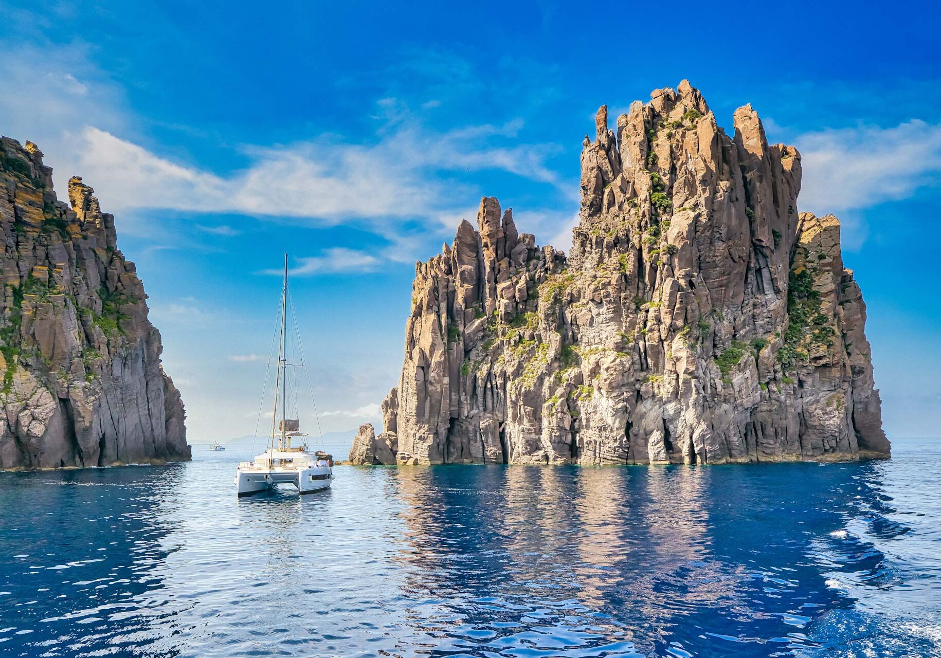 Der 79 Meter hohe Fels Scoglio Spinazzola mit der Insel Basiluzzo nordöstlich von Panarea in Sizilien in Italien