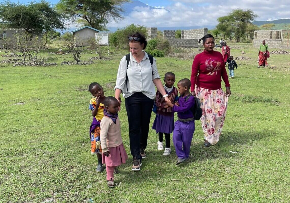 Nancy Frölich mit Schulkindern in Namibia